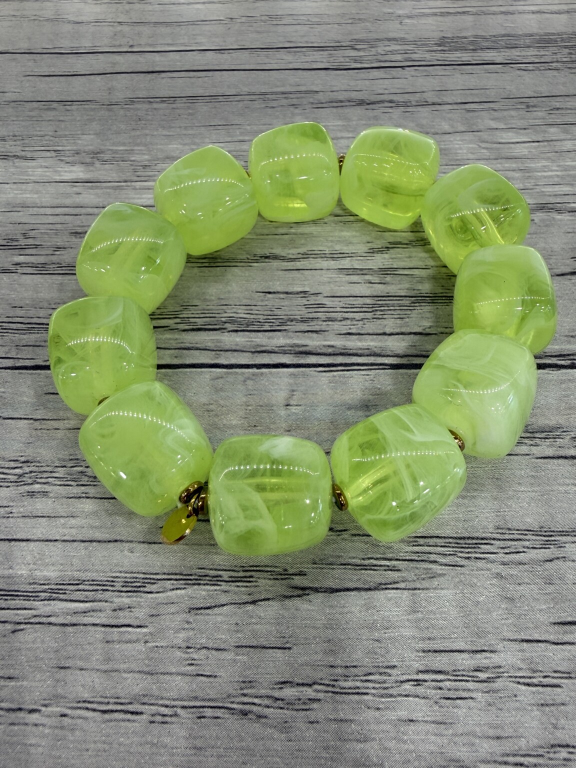 bracelet avec perles en résine vert fluo
