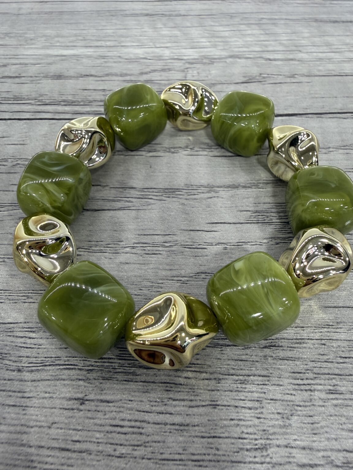 bracelet avec perles en résine vert olive marbré et doré