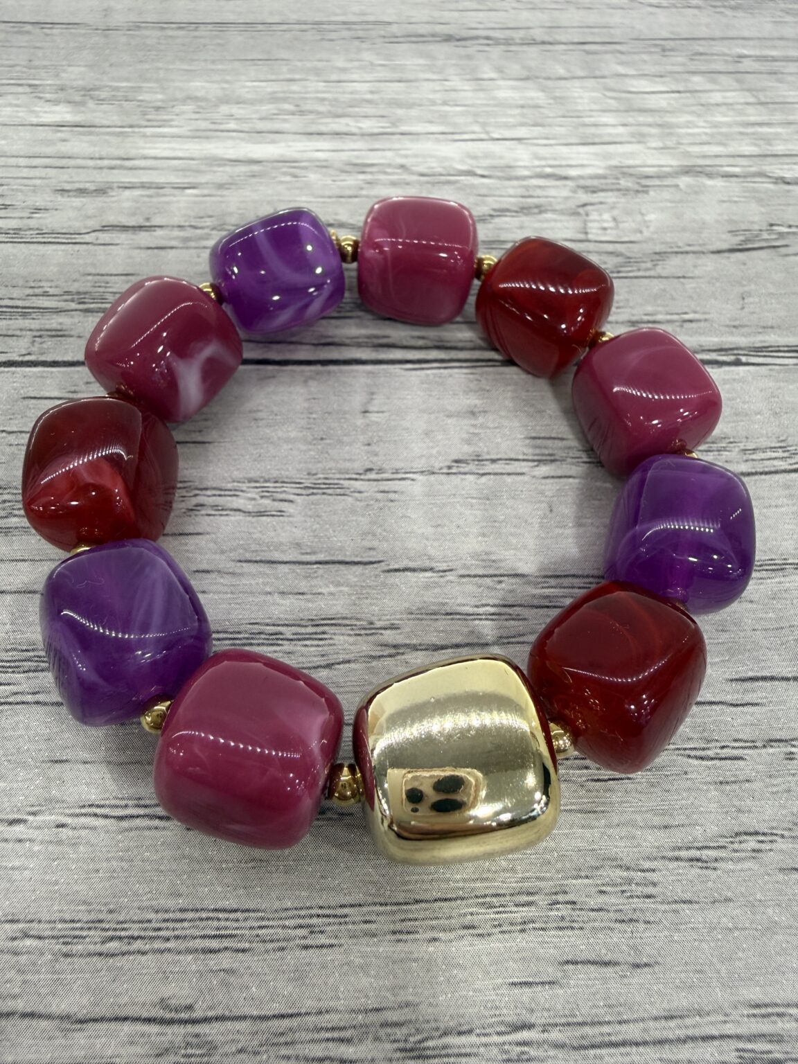 bracelet avec perles en résine violet bordeaux doré