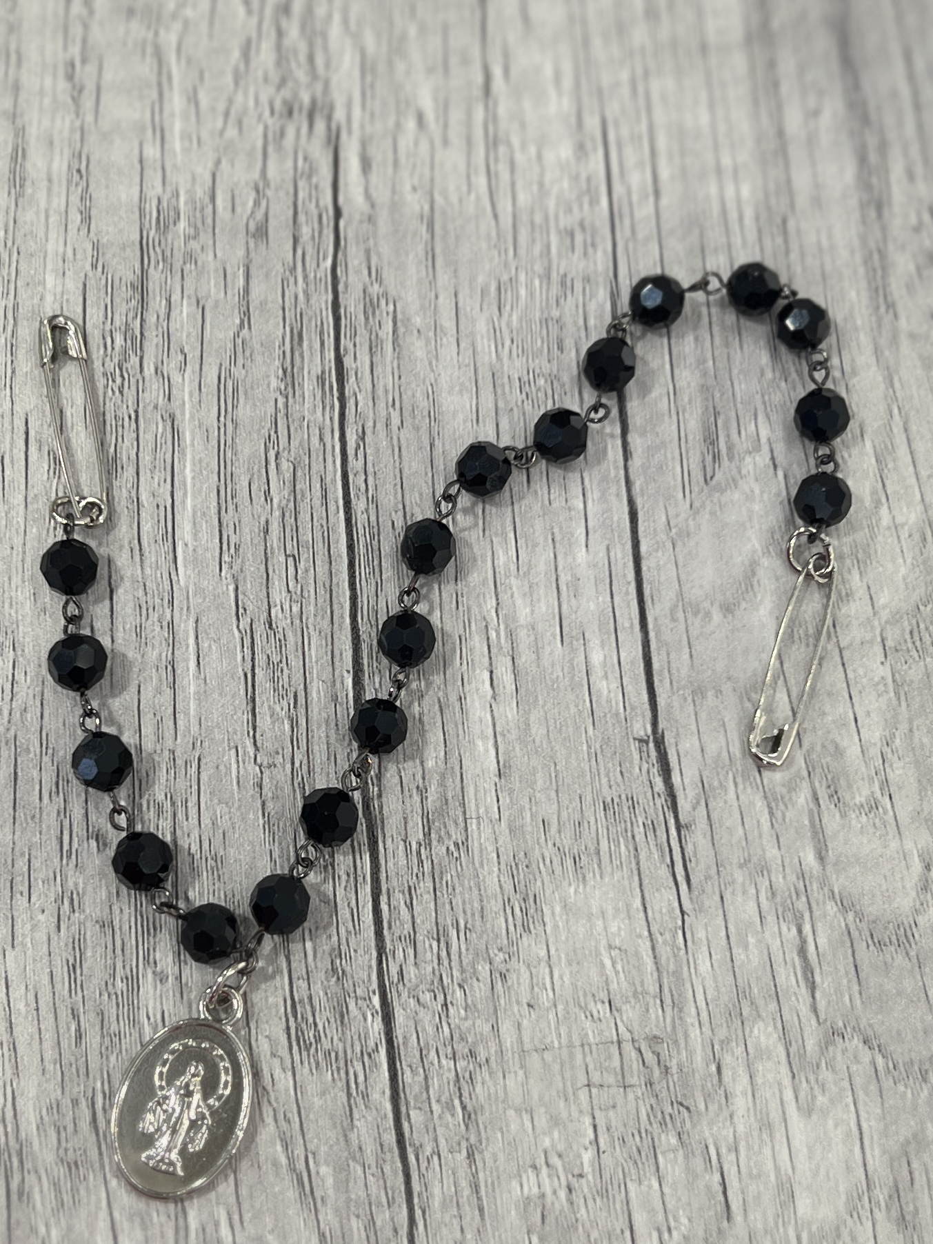 broche chaîne perles noires & médaille