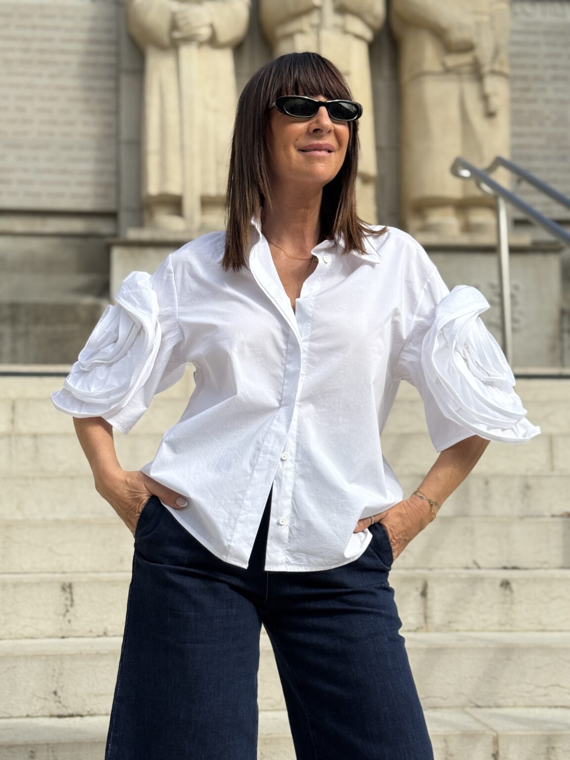 chemise blanche avec fleur maximaliste sur les manches souvenir