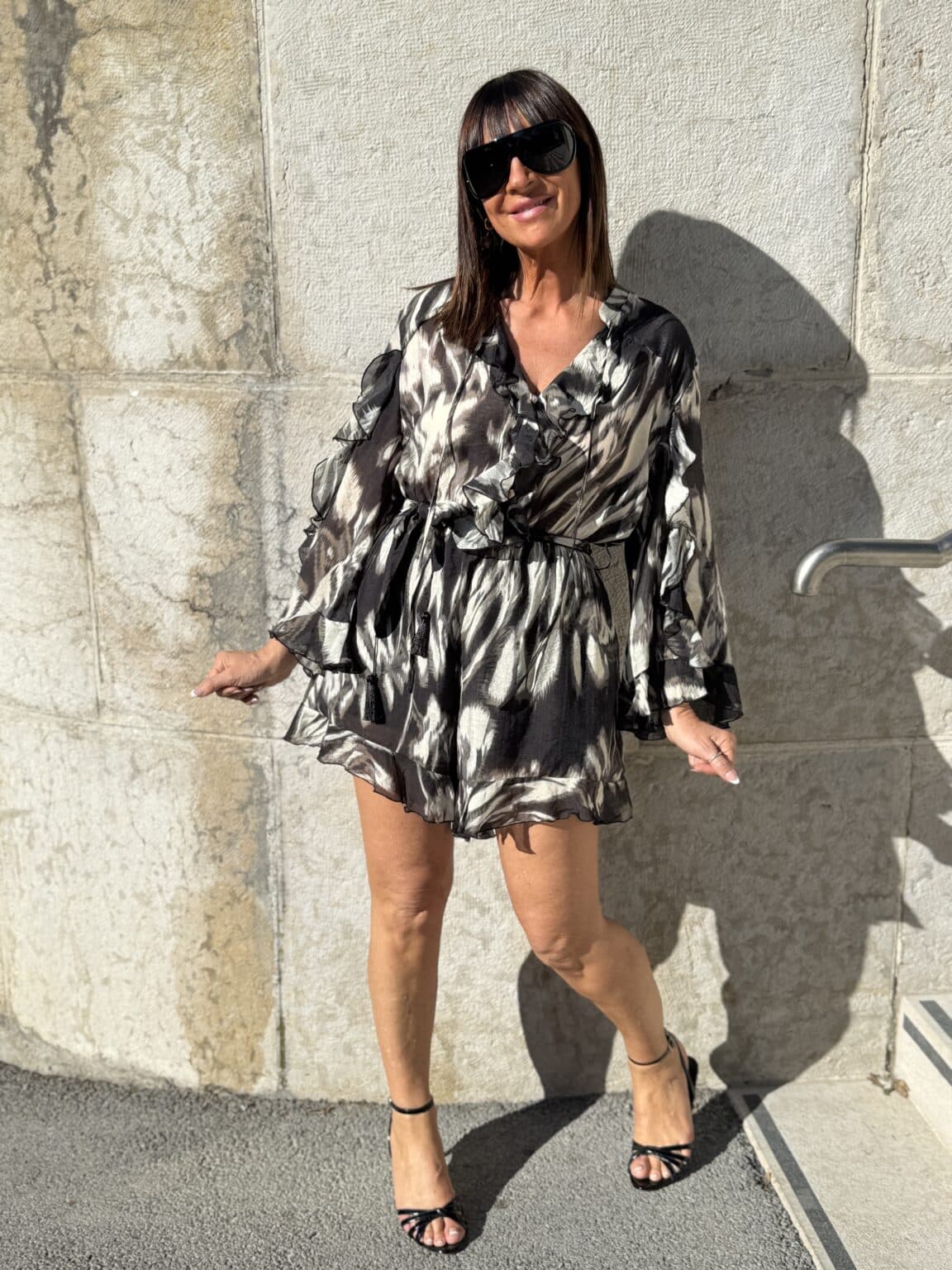combi short imprimé noir et écru à volants bsb