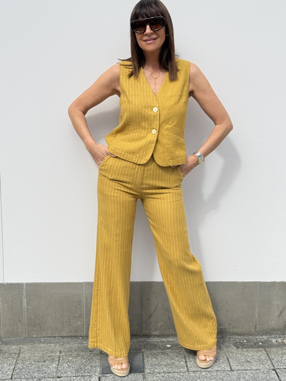 gilet de barman motif à rayures asymétrique jaune moutarde nice things