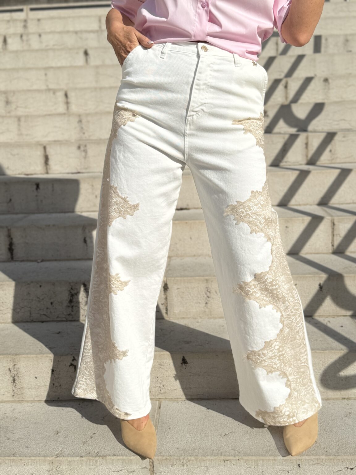 jean wide leg écru avec détail dentelle sur les côté souvenir