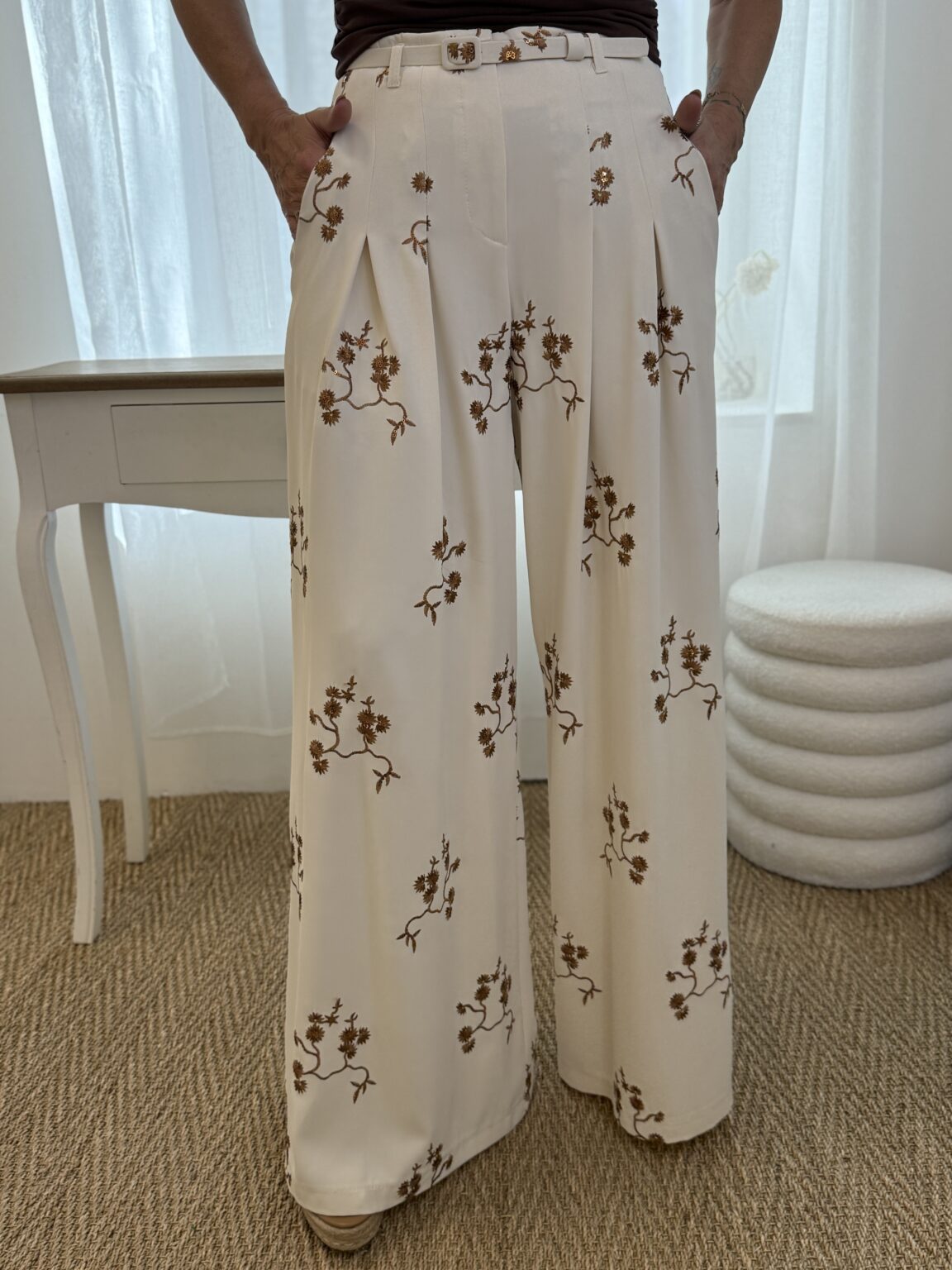pantalon à pinces large fluide ceinturé broderie florale impÉrial