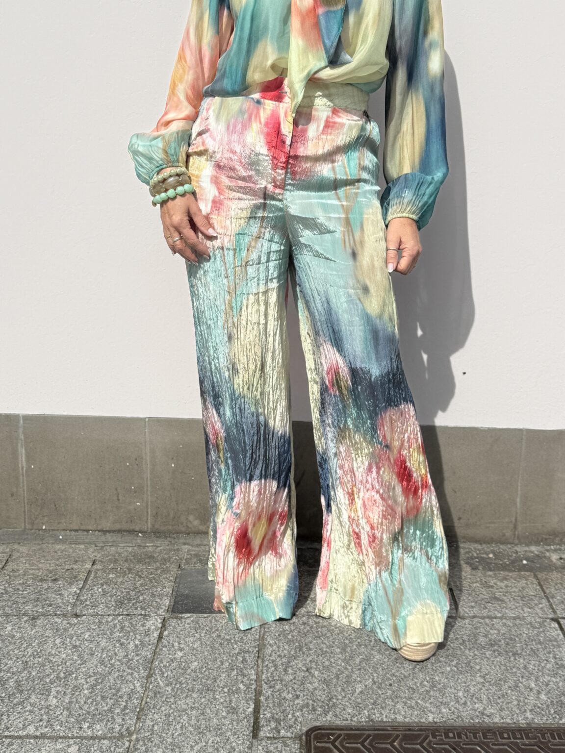 pantalon large fluide à imprimé artistique vert et rose dixie