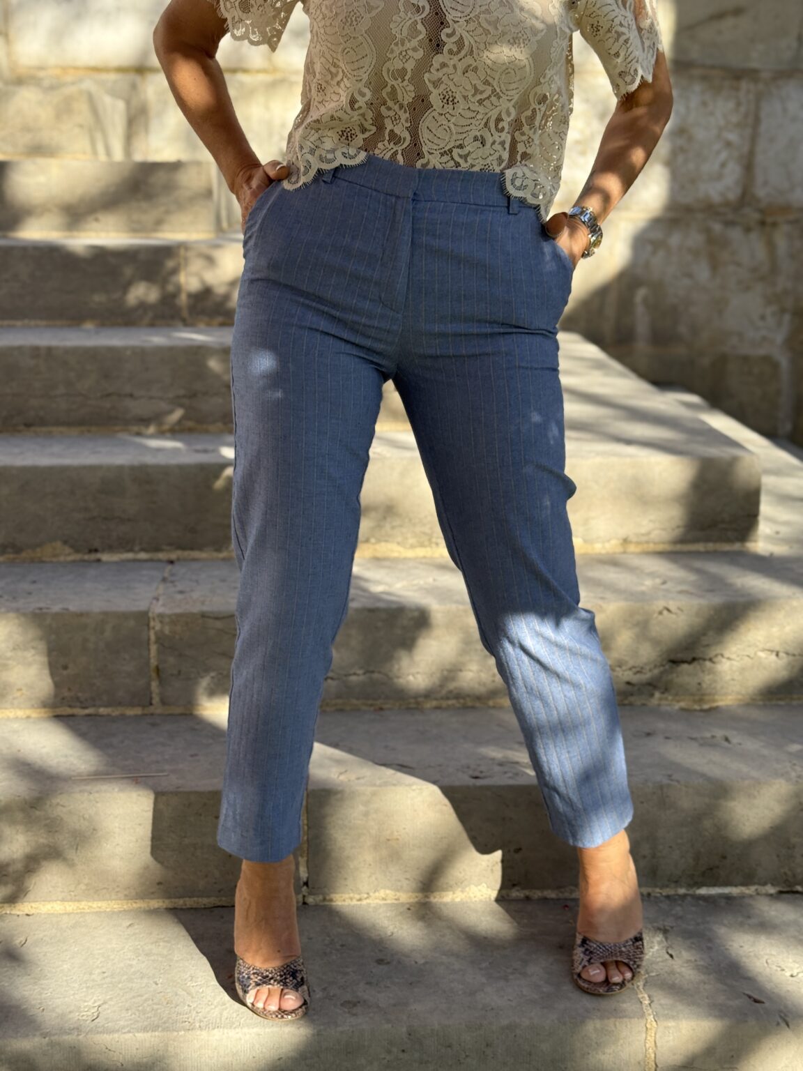pantalon tailleur à rayures bleu clair
