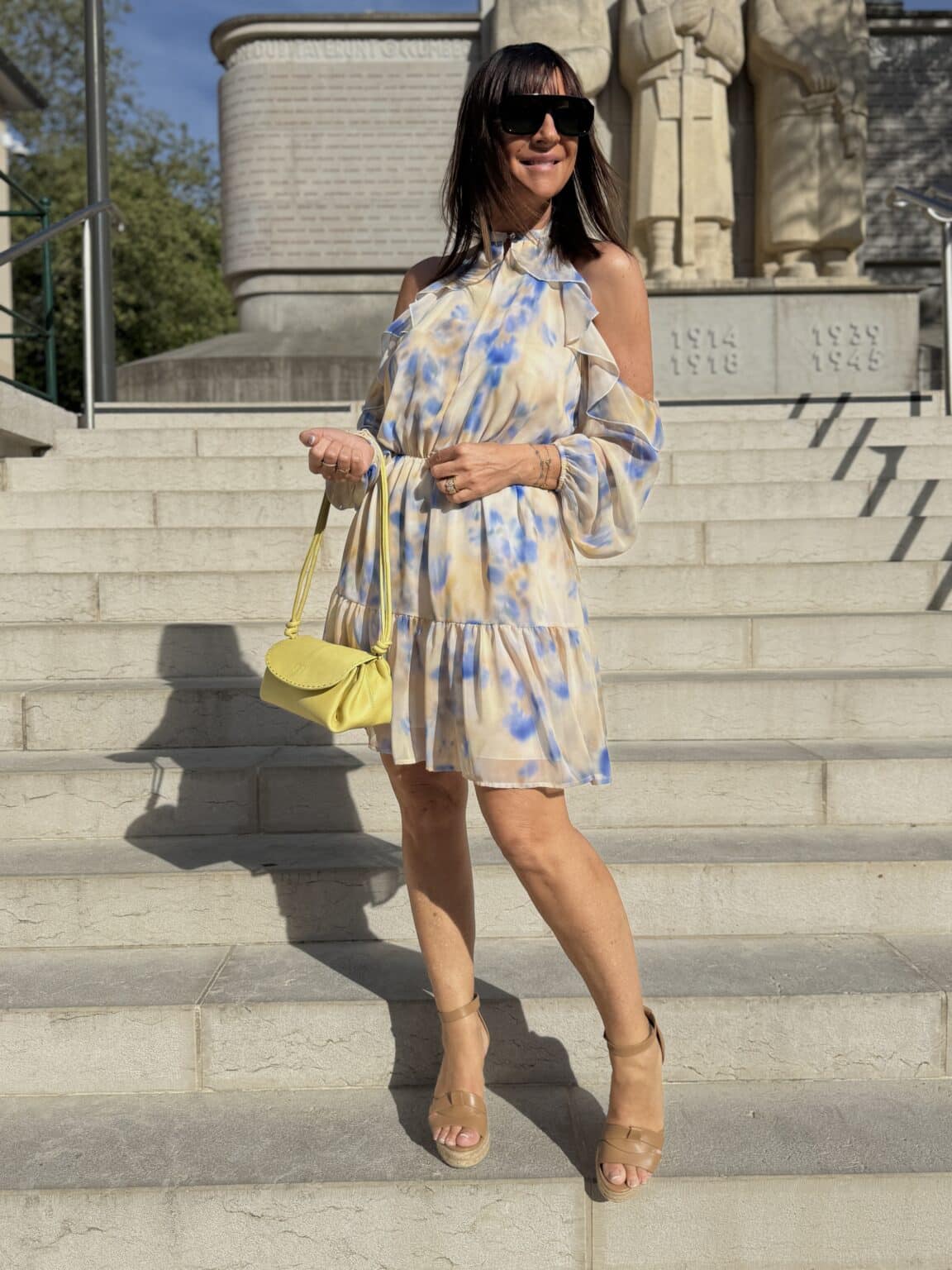 robe courte à volants imprimé tie and dye beige bleu meme road