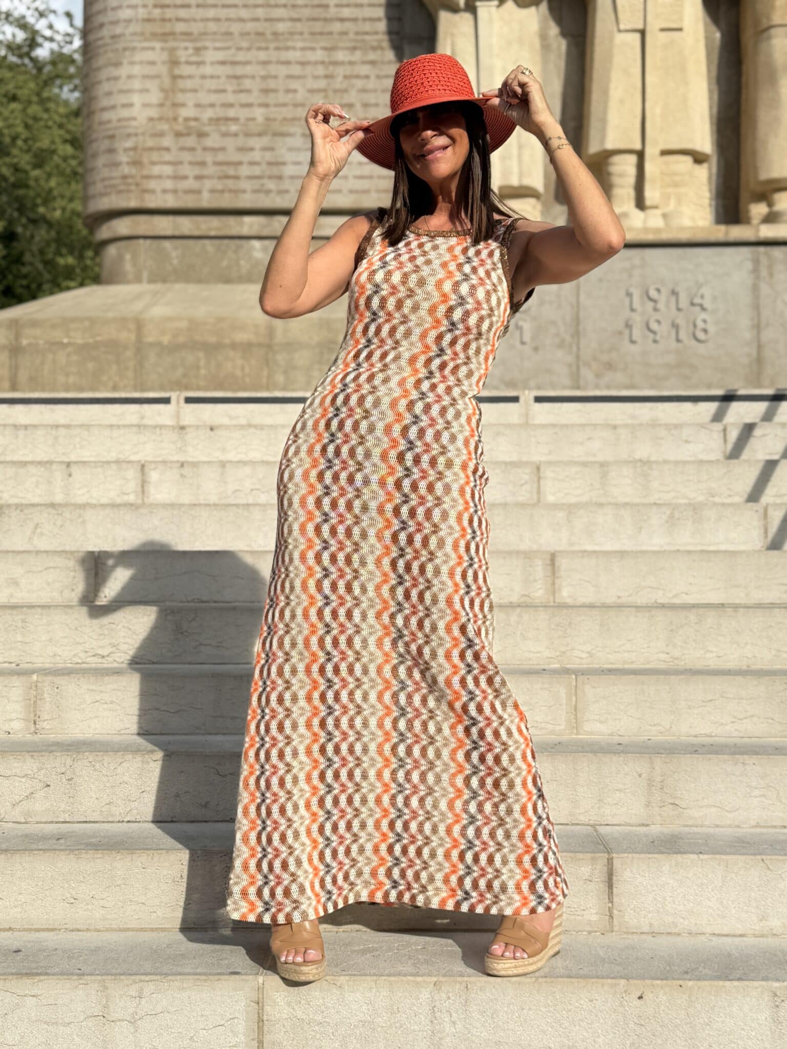 robe longue décolletée dos v en maille ajourée multicolore orange meme road