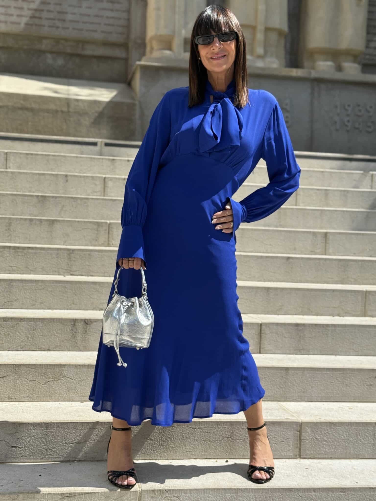 robe longue fluide à col lavallière bleu royal souvenir