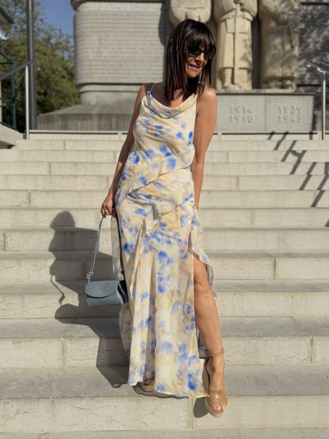 robe courte à volants imprimé tie and dye beige bleu meme road