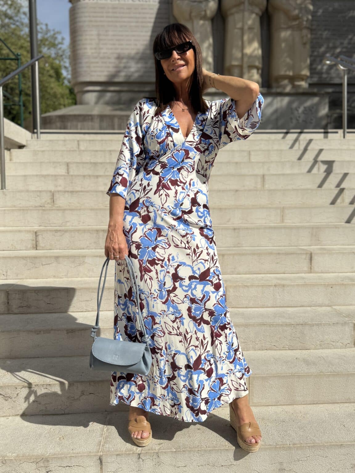 robe longue fluide imprimée bleu et marron sur fond blanc memeroad