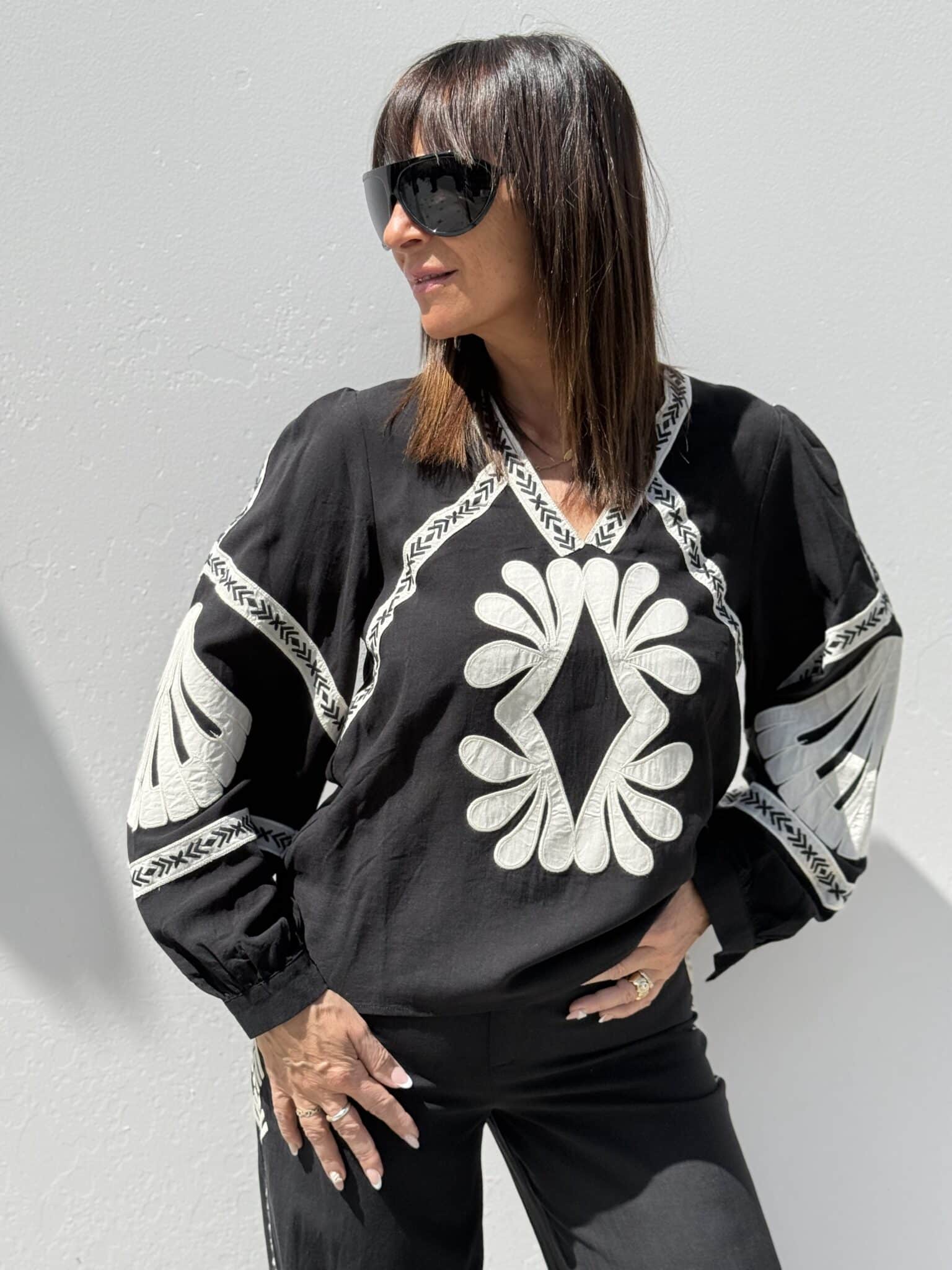 blouse brodée noire et écru la petite Étoile