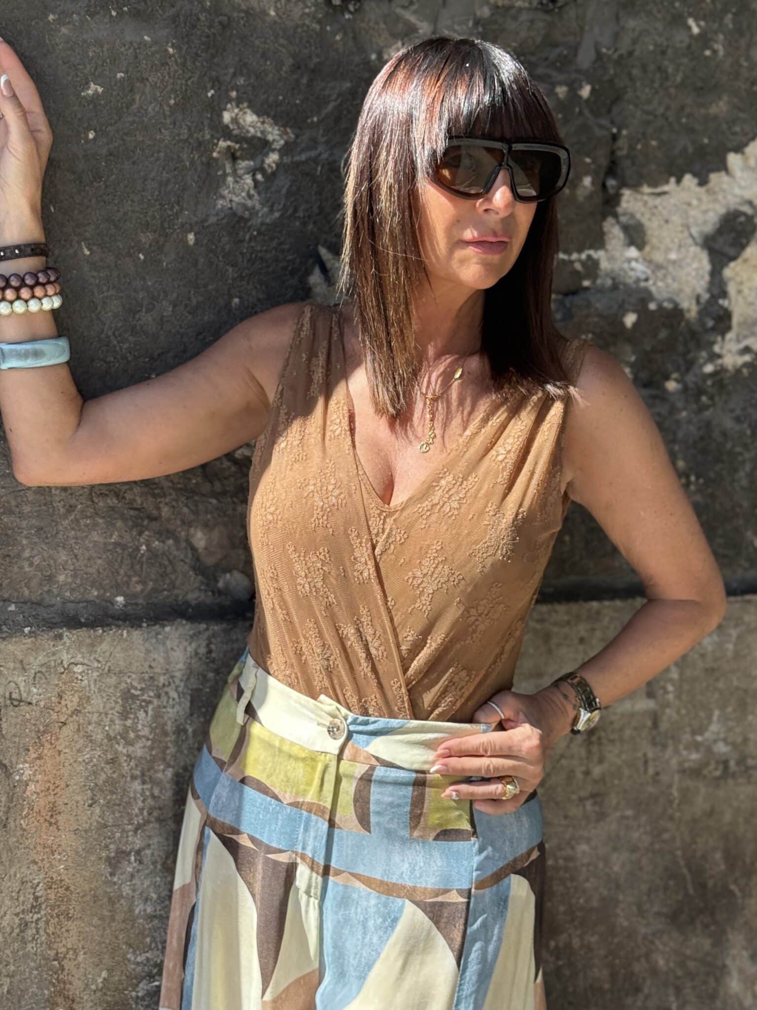 body en dentelle col v camel imperial