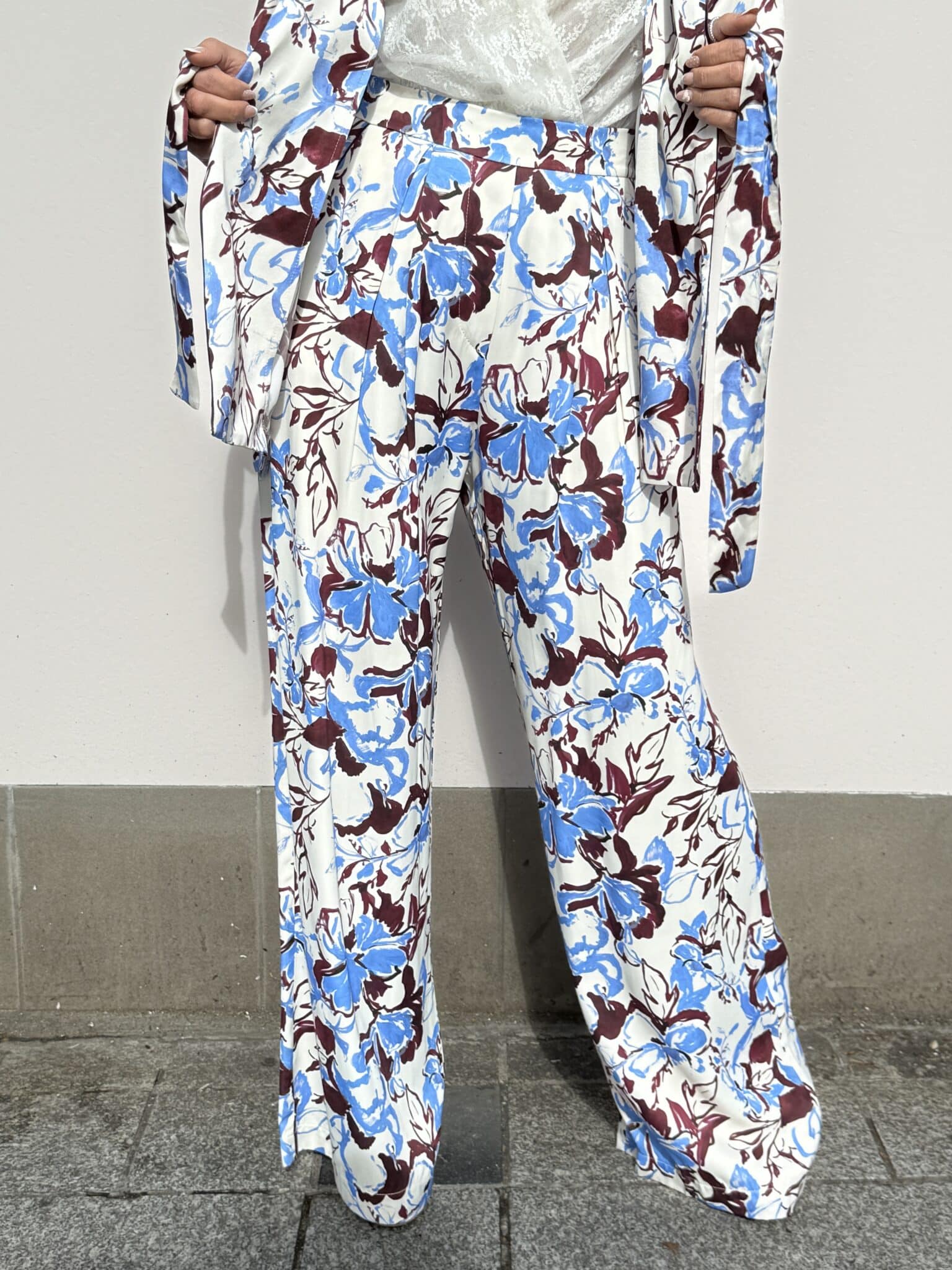 pantalon fluide imprimé bleu et marron sur fond blanc memeroad