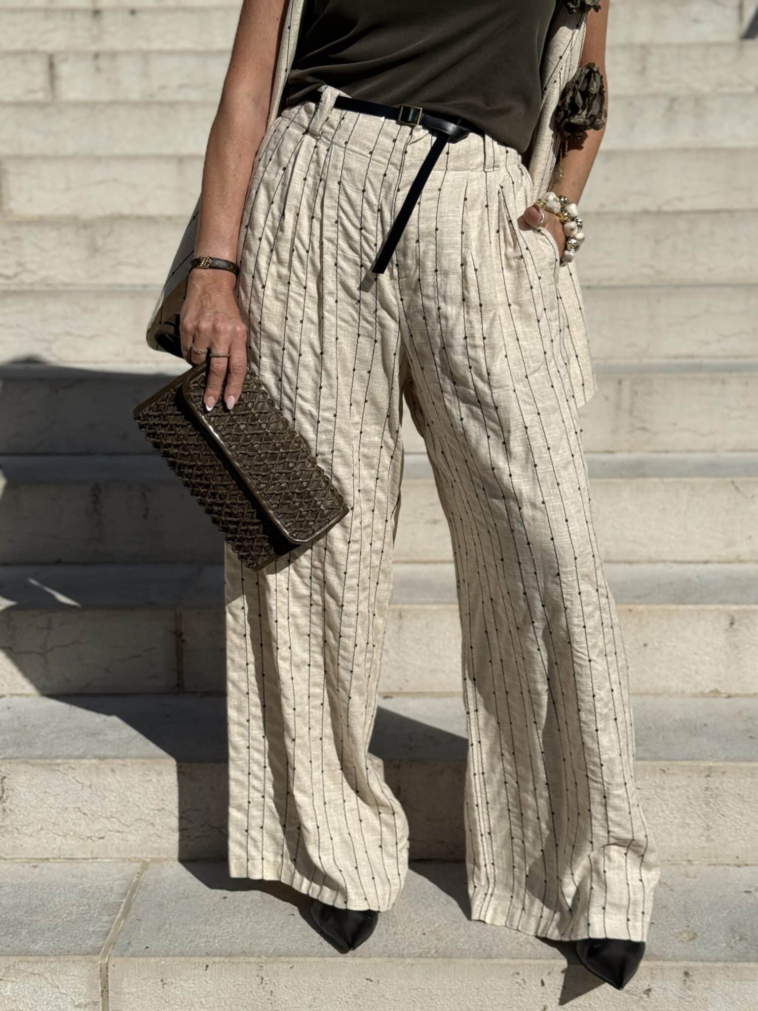pantalon fluide beige à fines rayures & ceinture (ted)