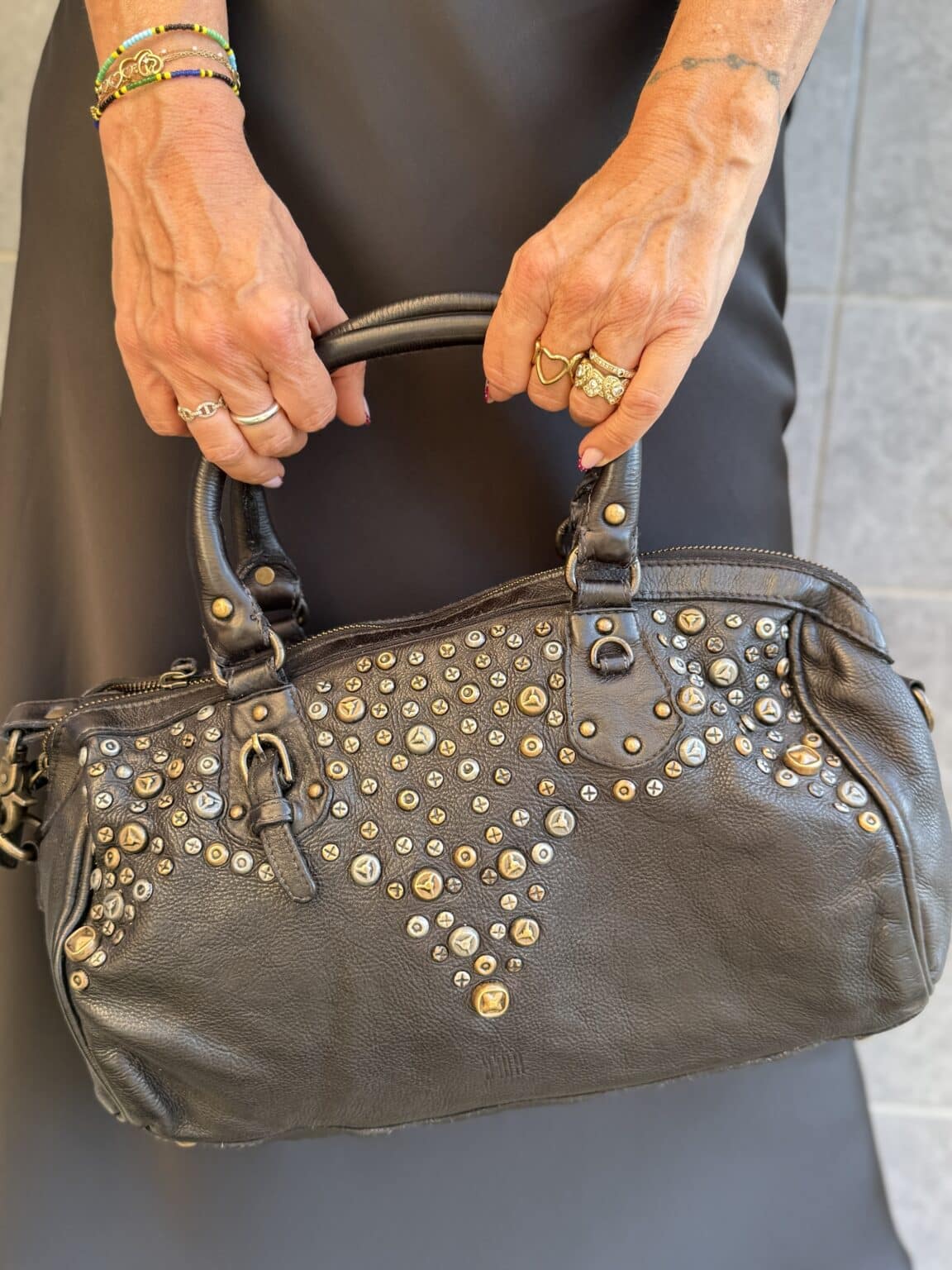 sac à main clous en cuir noir bunn biba