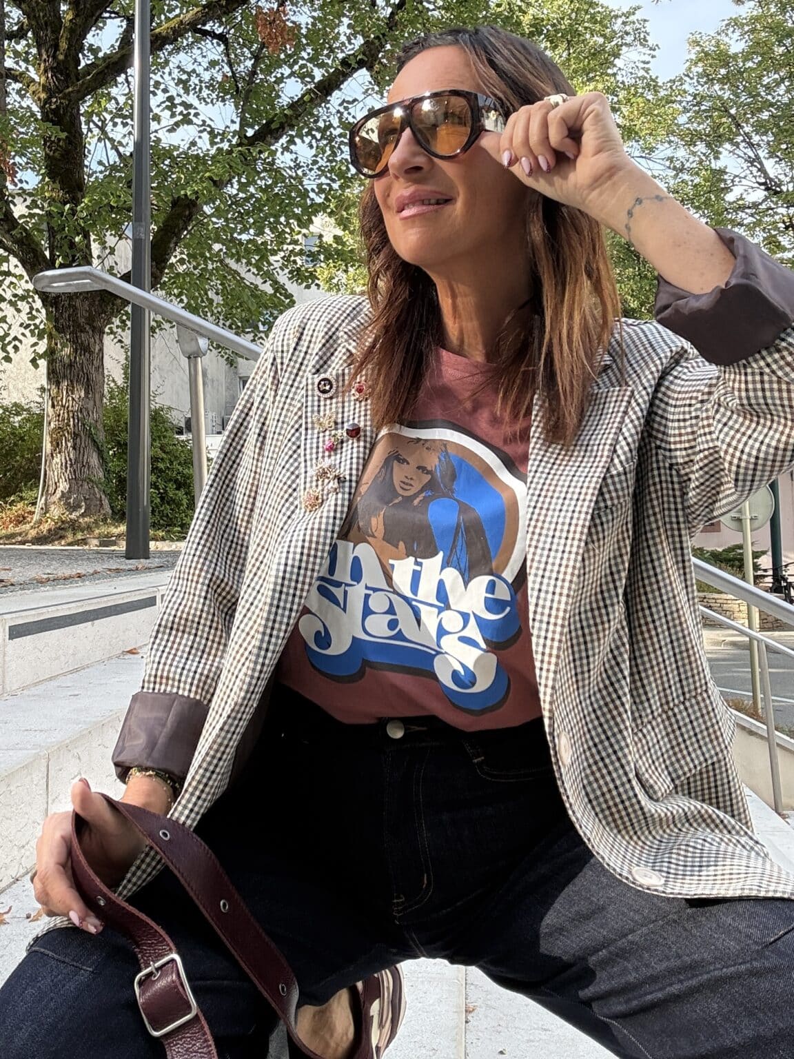 veste blazer à carreaux broches bijoux lea