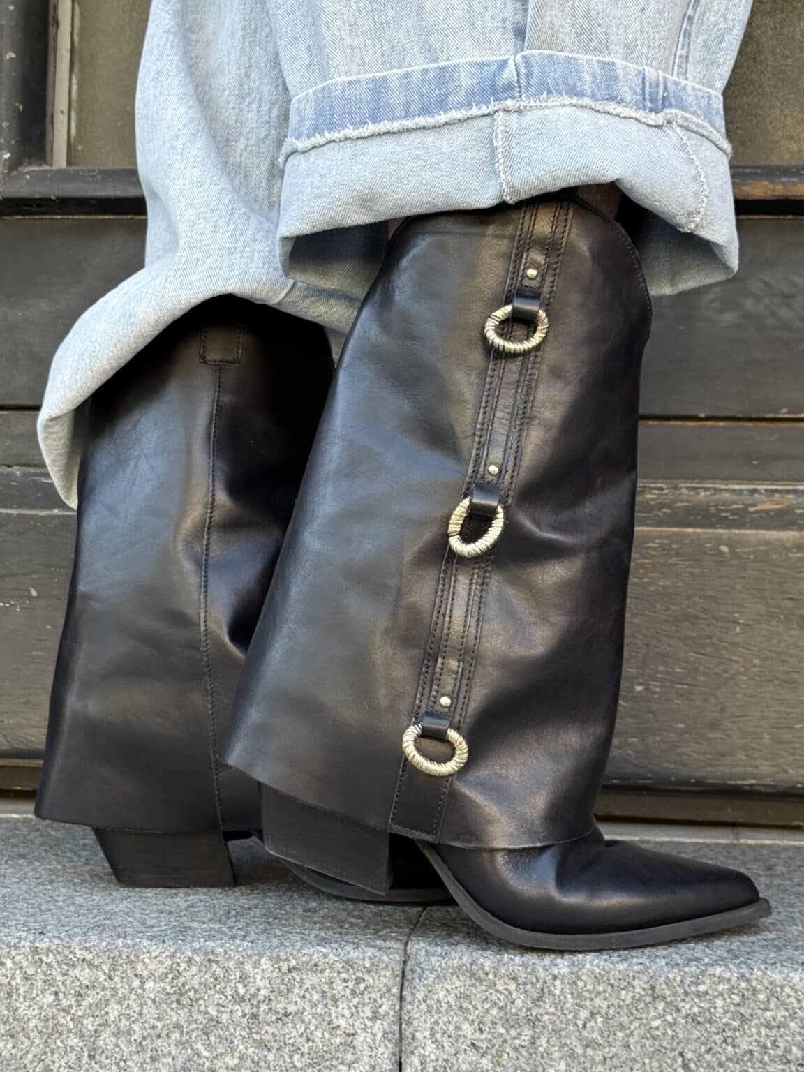 bottines en cuir noires avec revers et bijoux