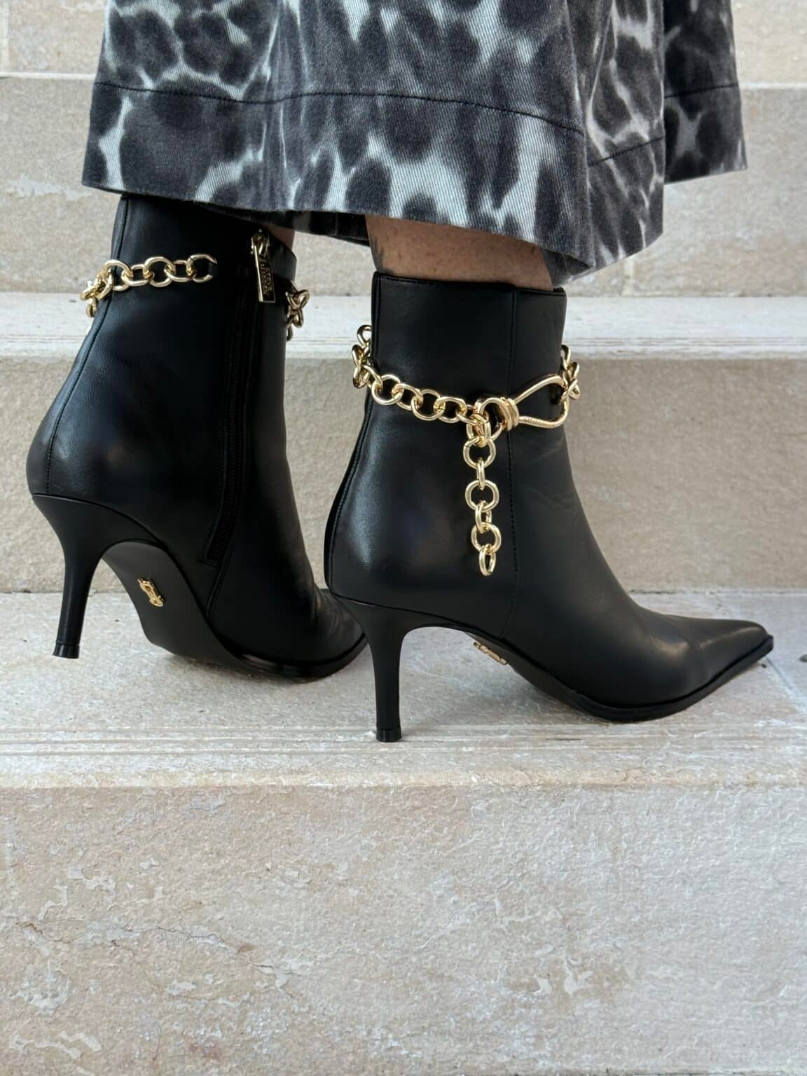 bottines à talons aiguille et chaîne dorée (amb)