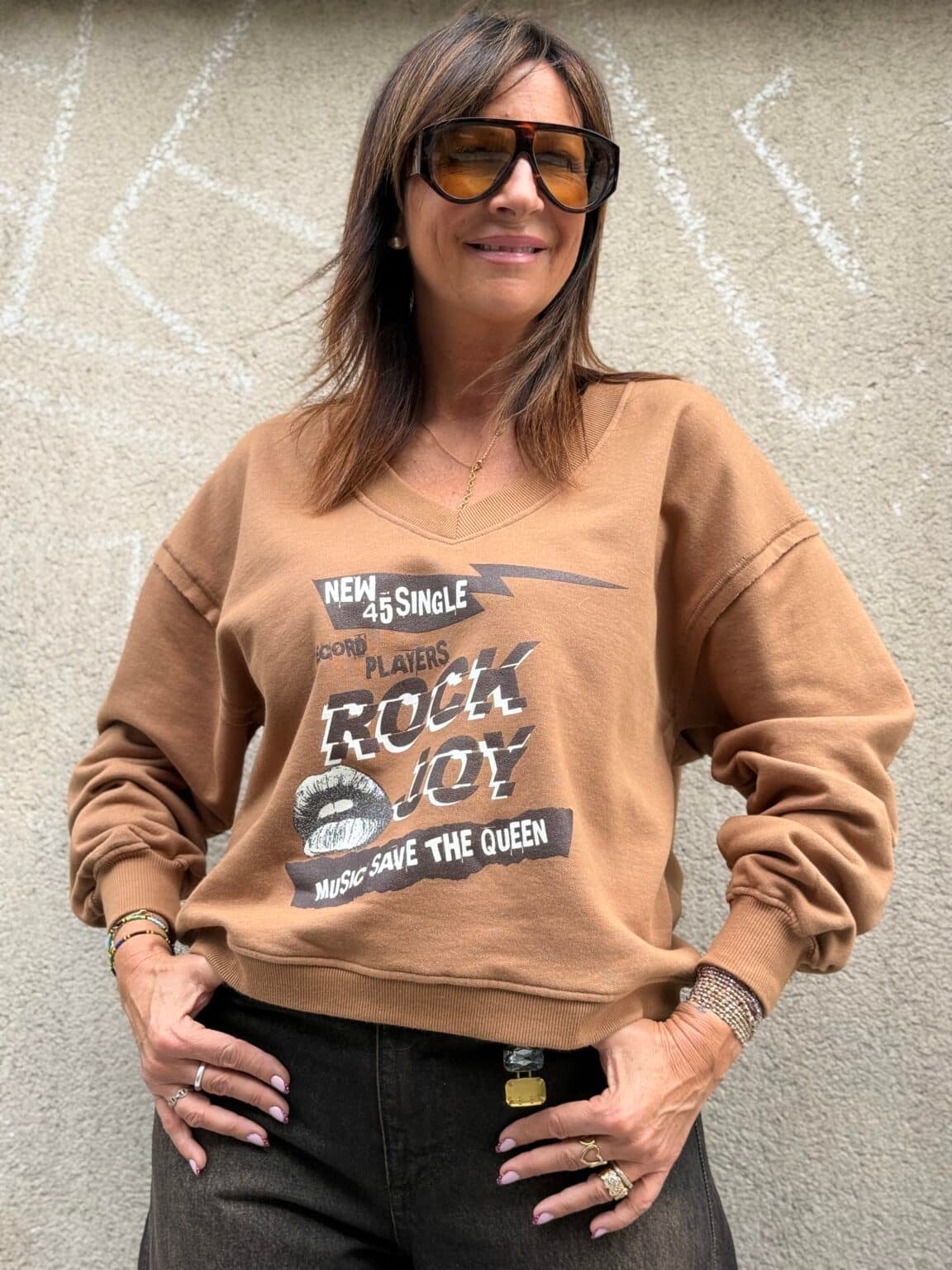 louisa sweat oversize camel imprimé "rock joy" mhj