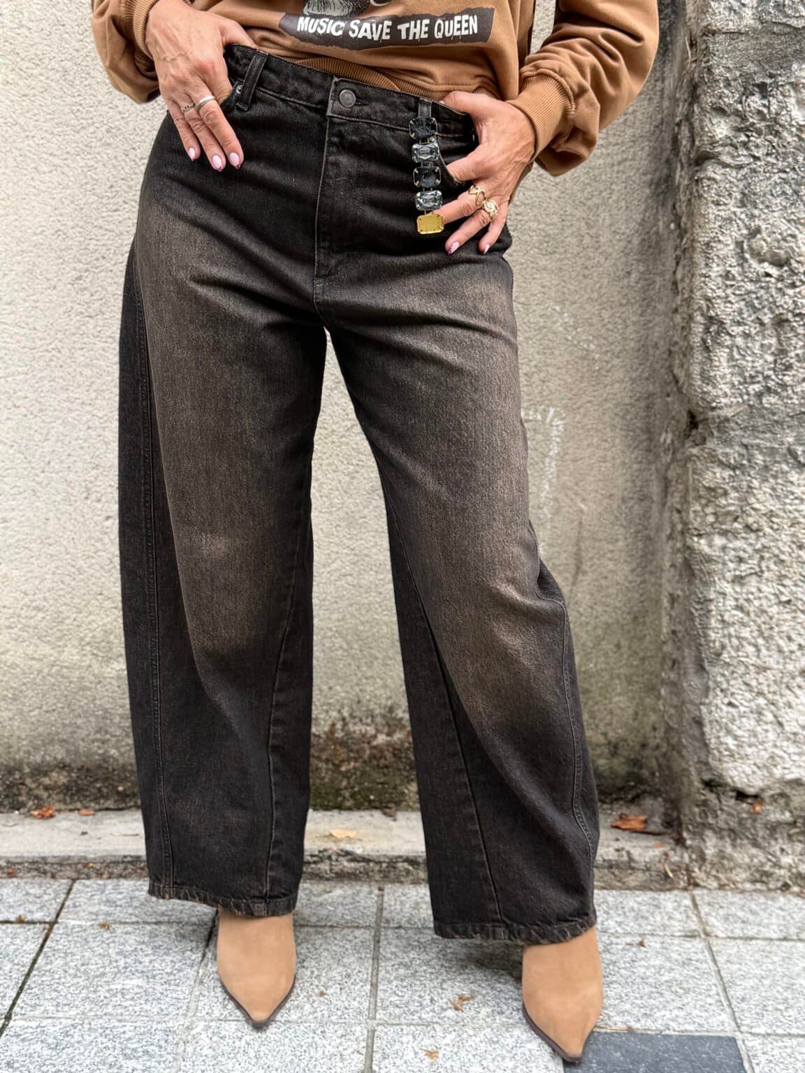 jean coupe droite avec bijoux souvenir