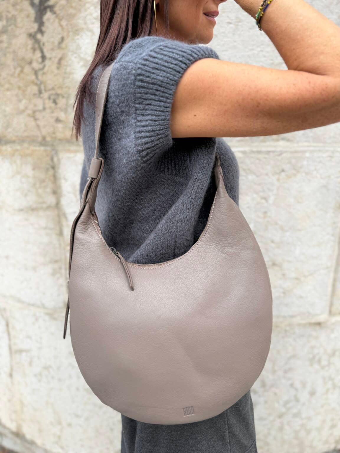 sac bandoulière en cuir taupe ludlow biba