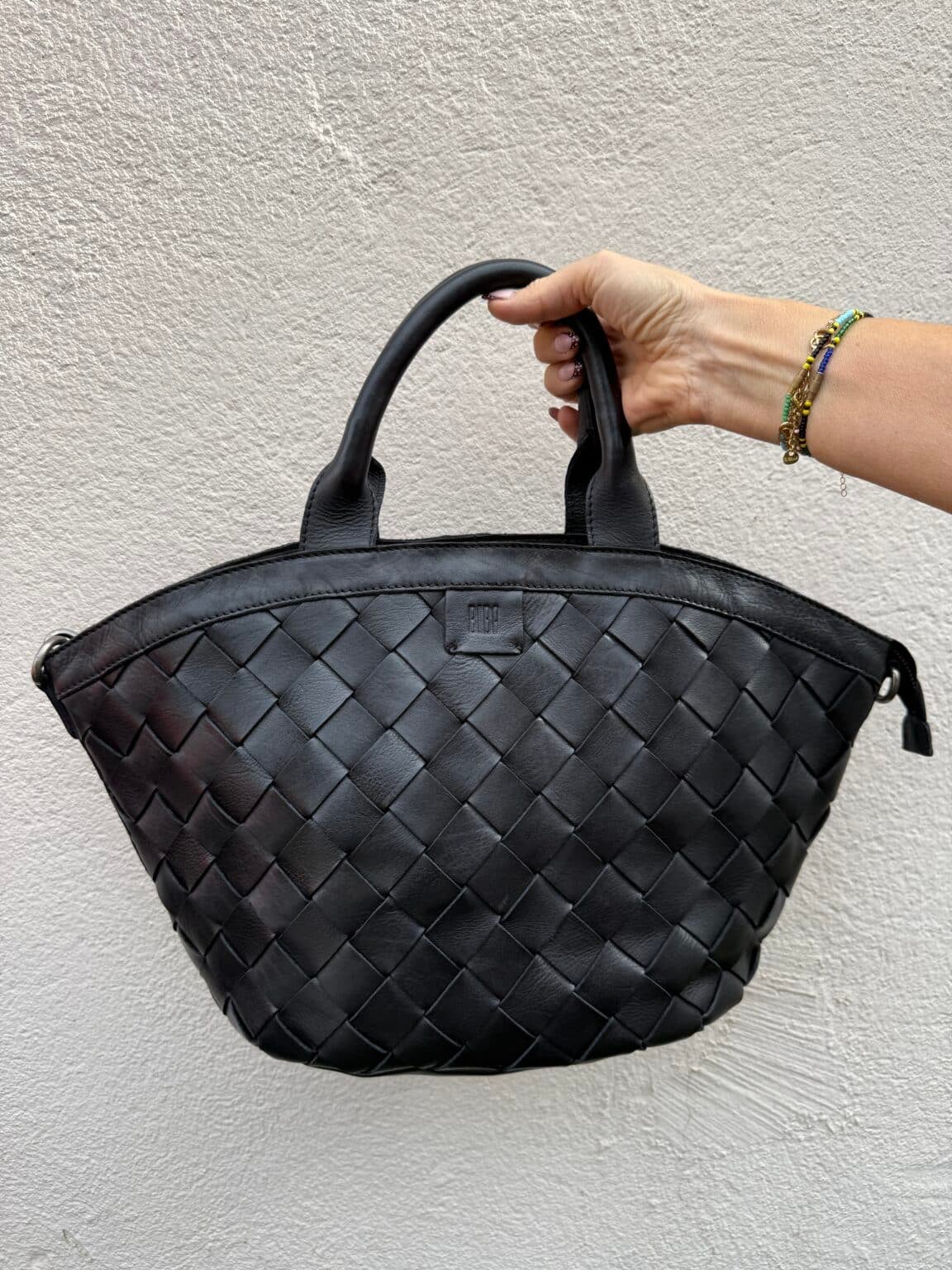 sac bandoulière en cuir tressé noir lewisburg biba