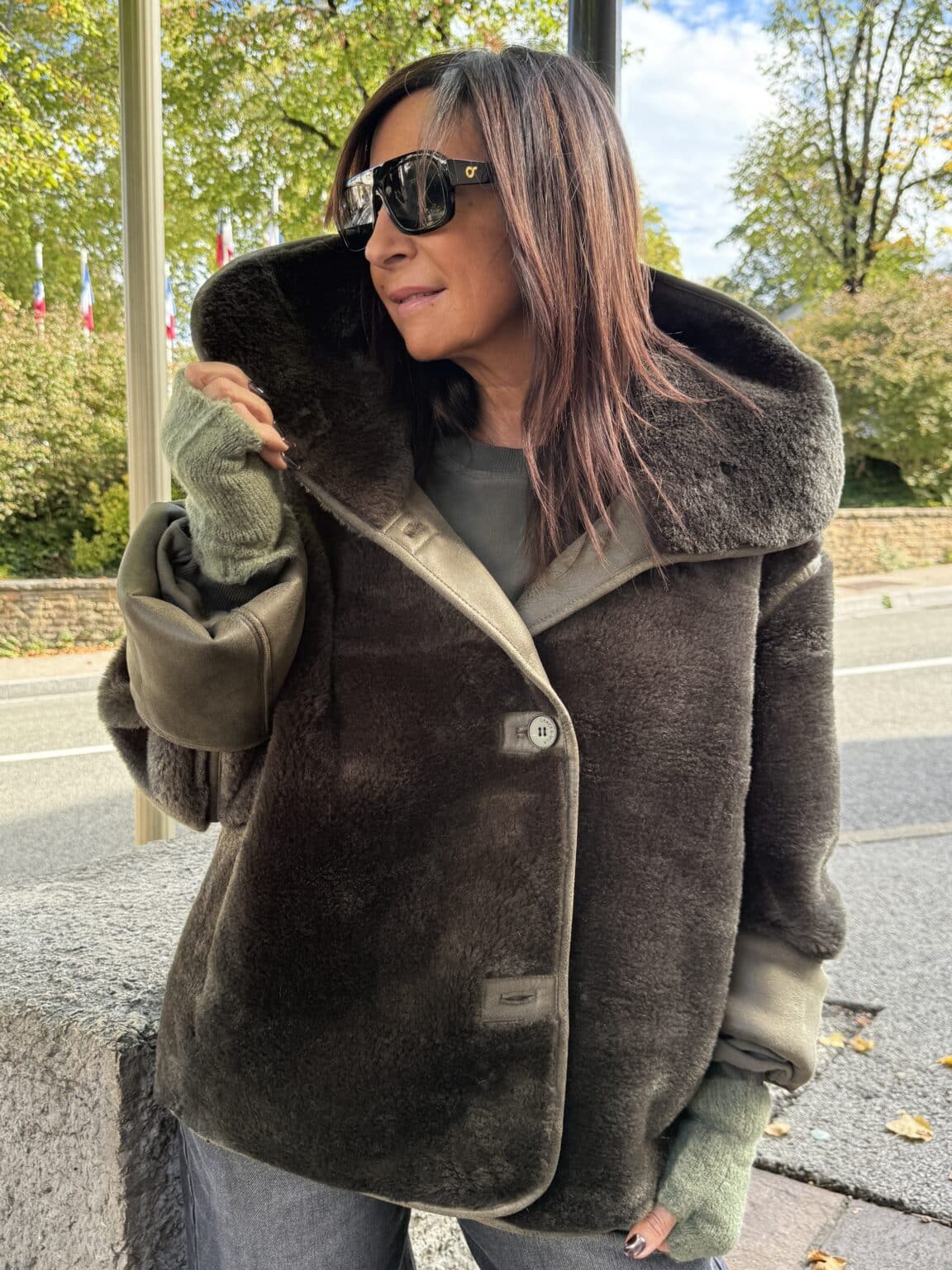 manteau en fausse fourrure oversize boutonné kaki grace et mila