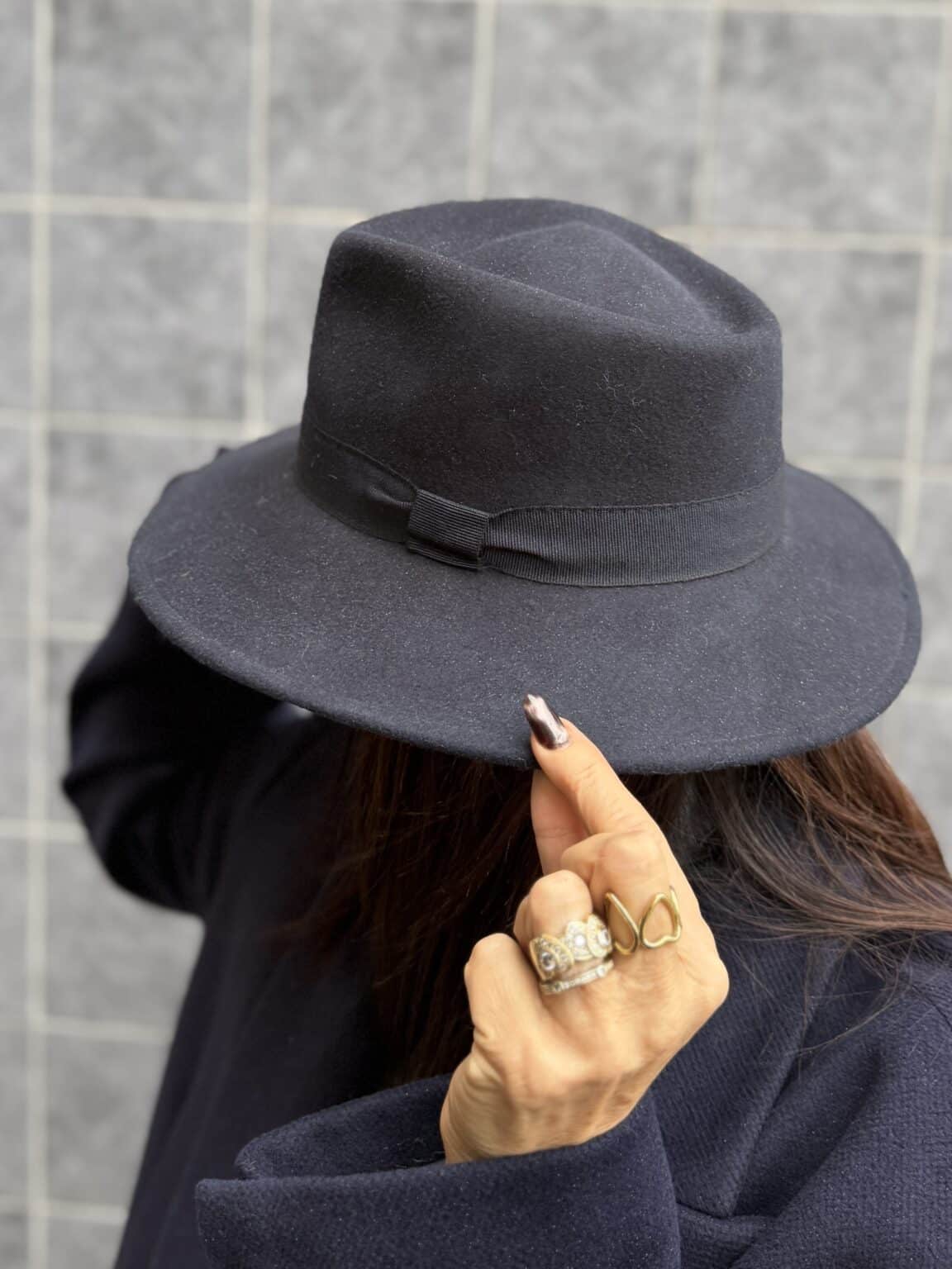 chapeau fedora bleu nuit à large bords et ruban
