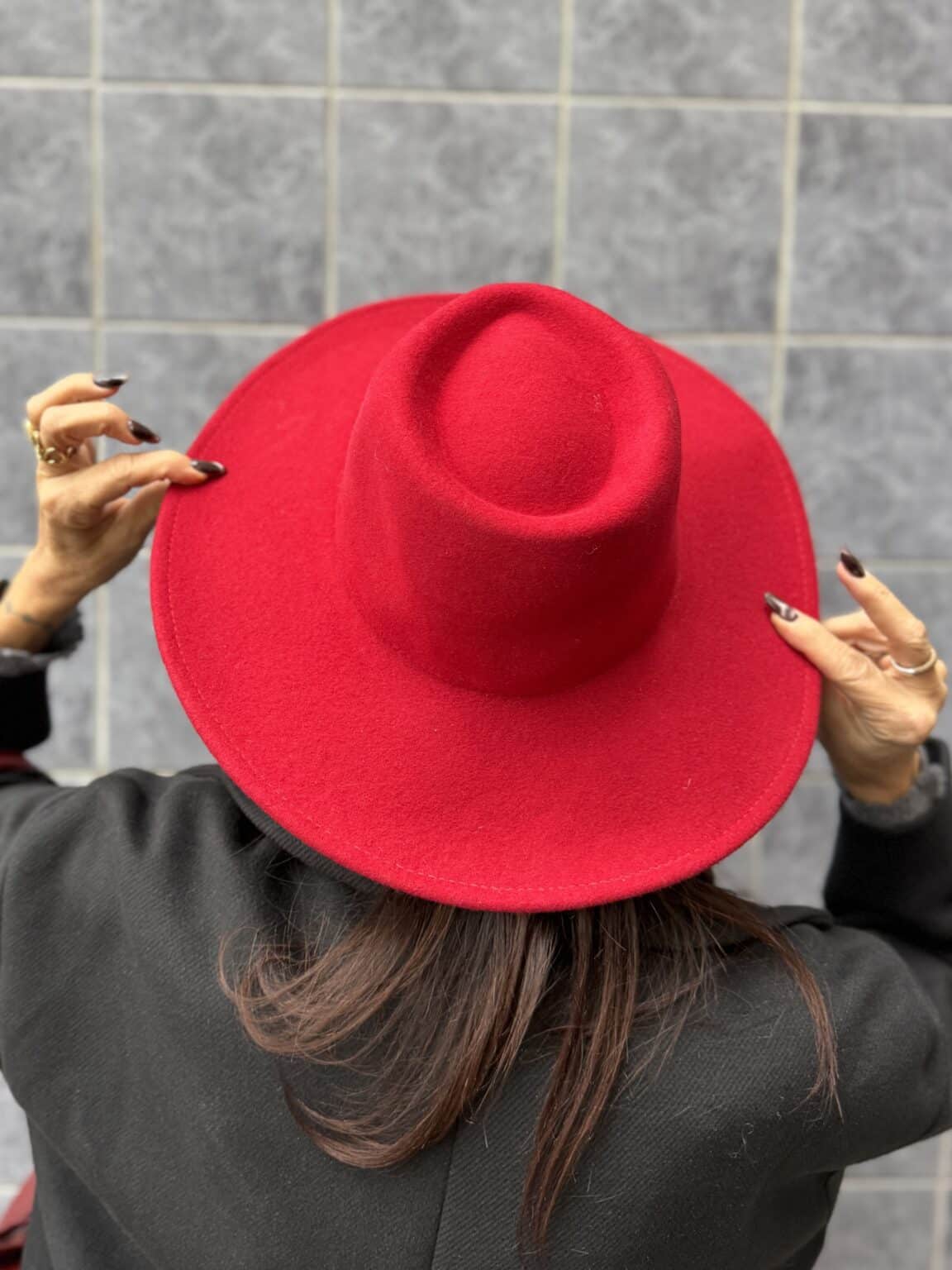 chapeau rouge en feutre à large bords