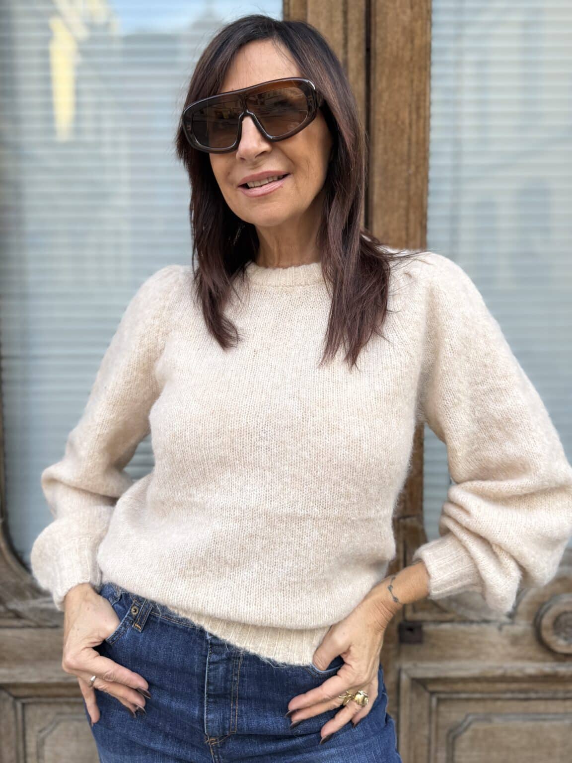 pull en maille col rond épaules froncées beige grace et mila