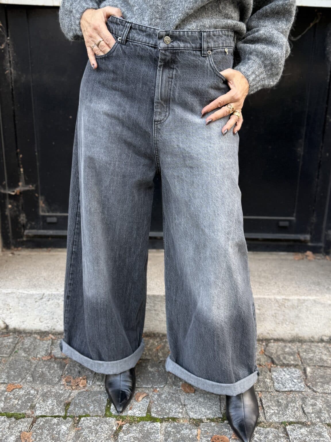 pull en maille col rond épaules froncées gris anthracite grace et mila