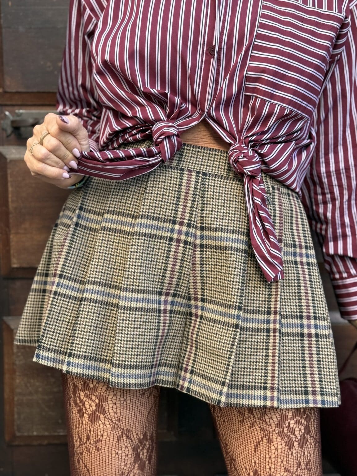jupe short à carreaux prince de galles beige et bordeaux meme road