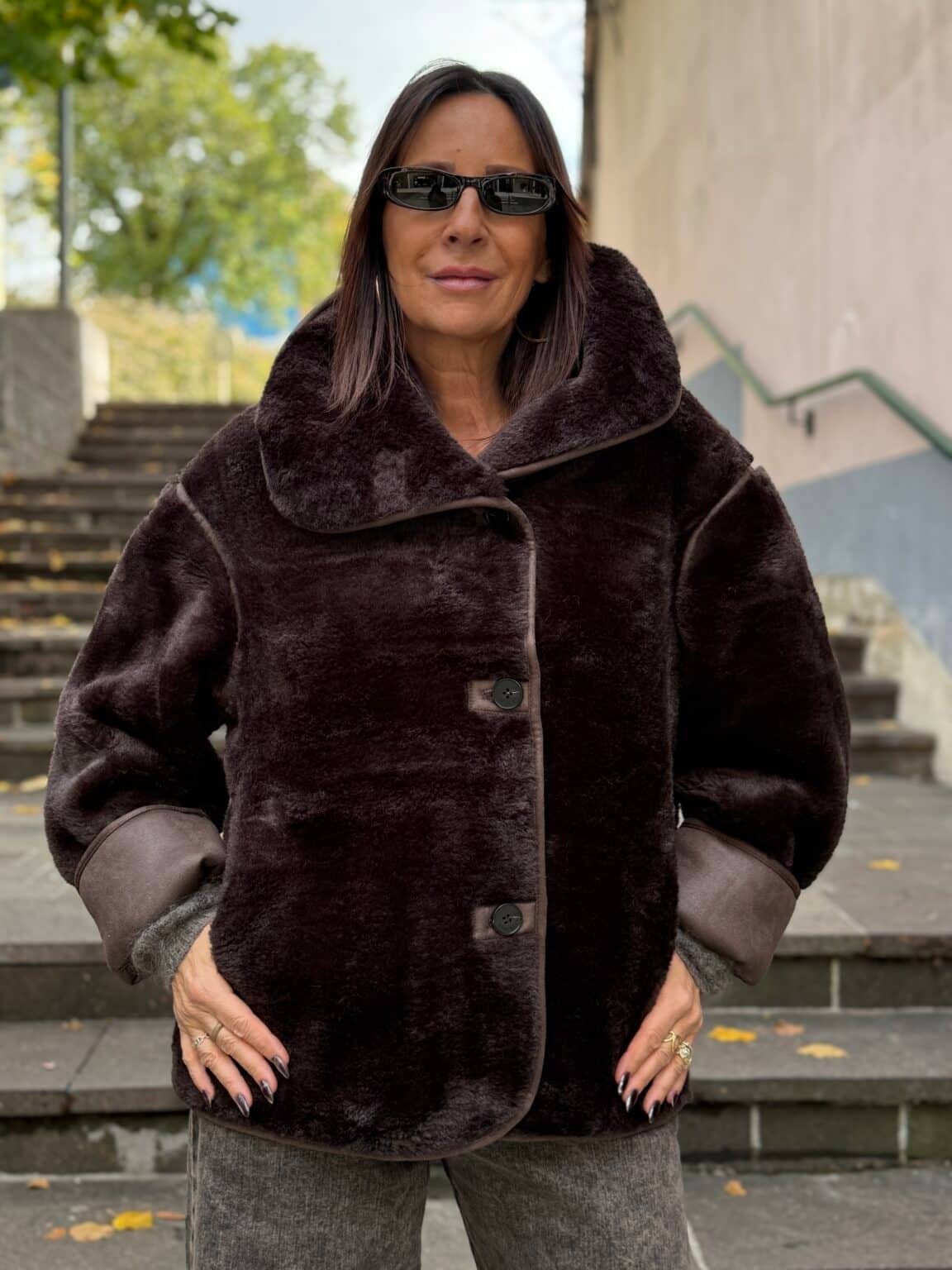 manteau en fausse fourrure oversize boutonné chocolat grace et mila