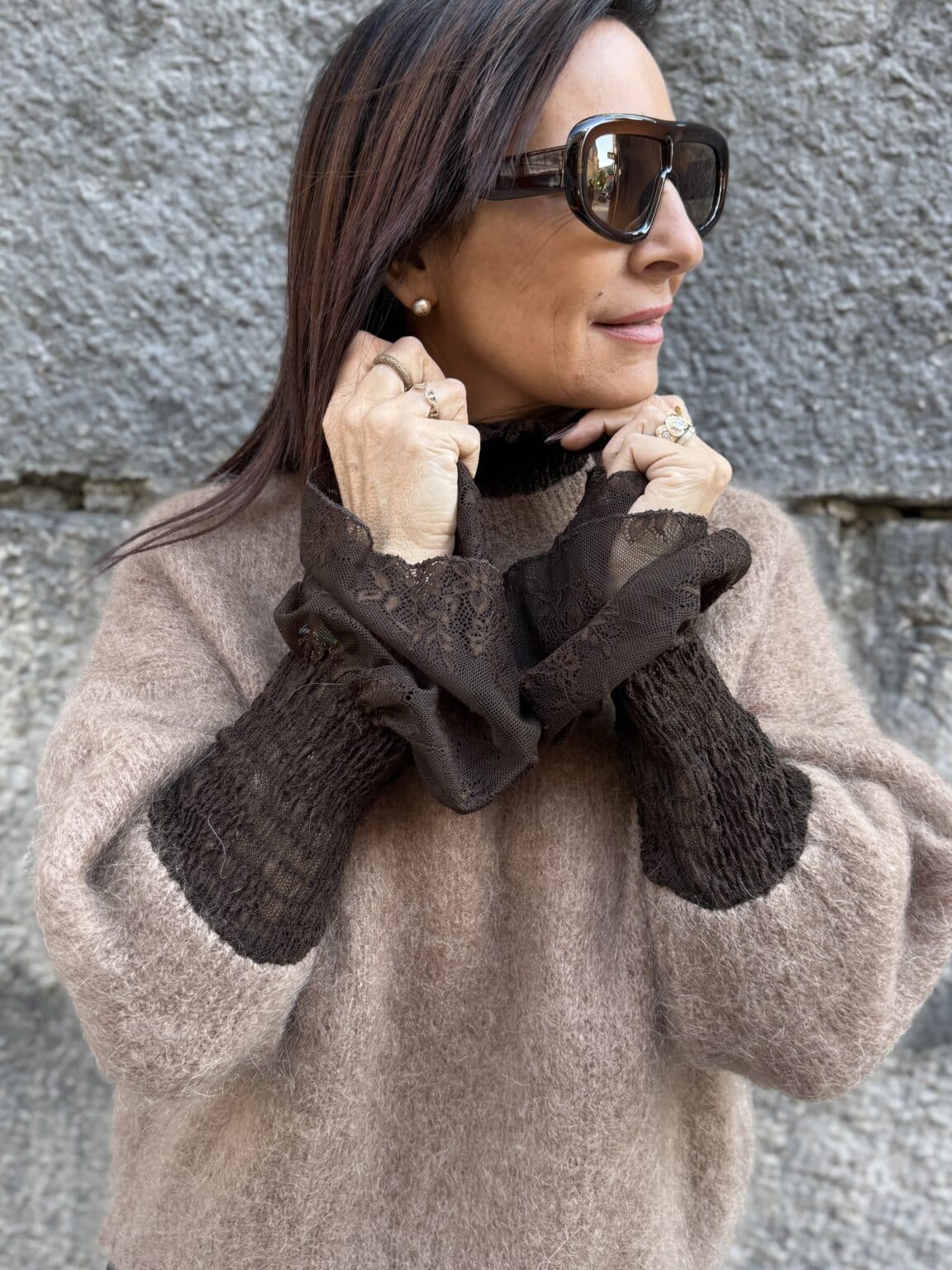 pull en maille beige avec poignets en dentelle souvenir (amb)