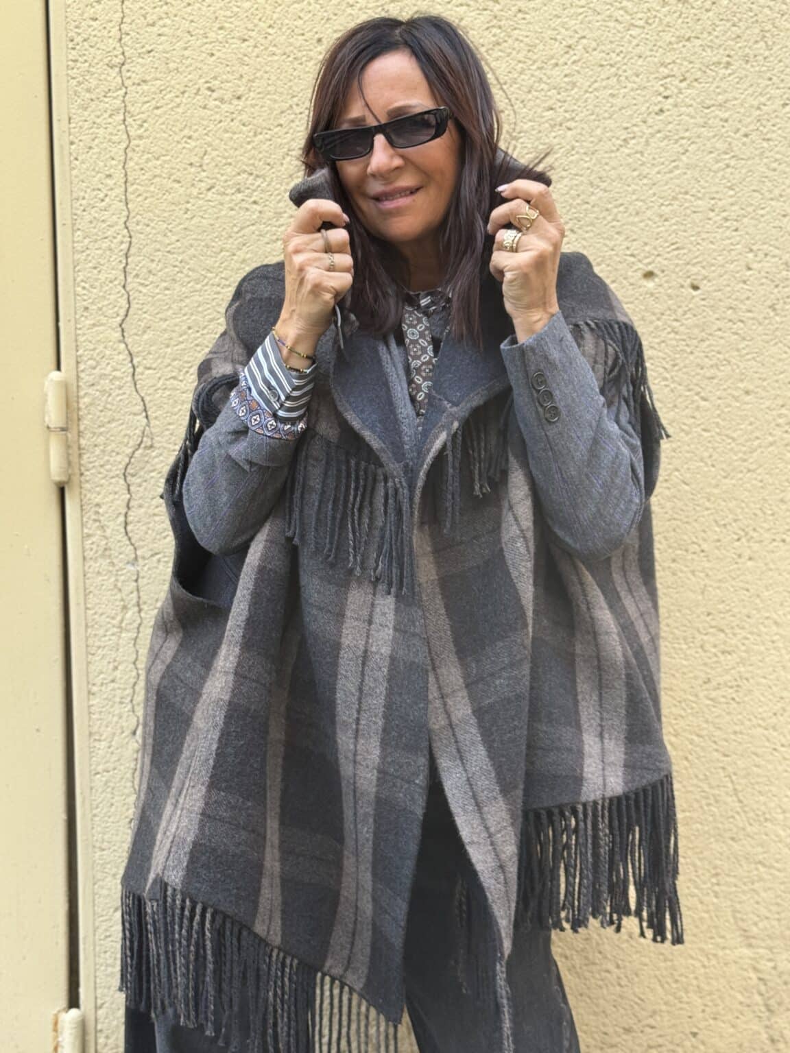 s40m0300 veste cape à carreaux gris anthracite frangée souvenir