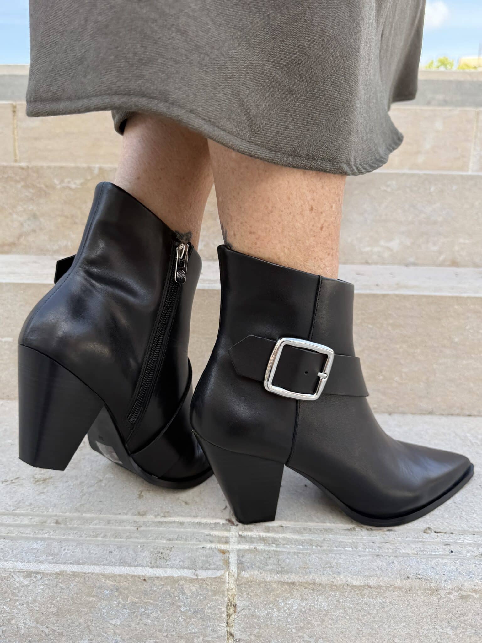 bottines boucles en cuir noir emilie k