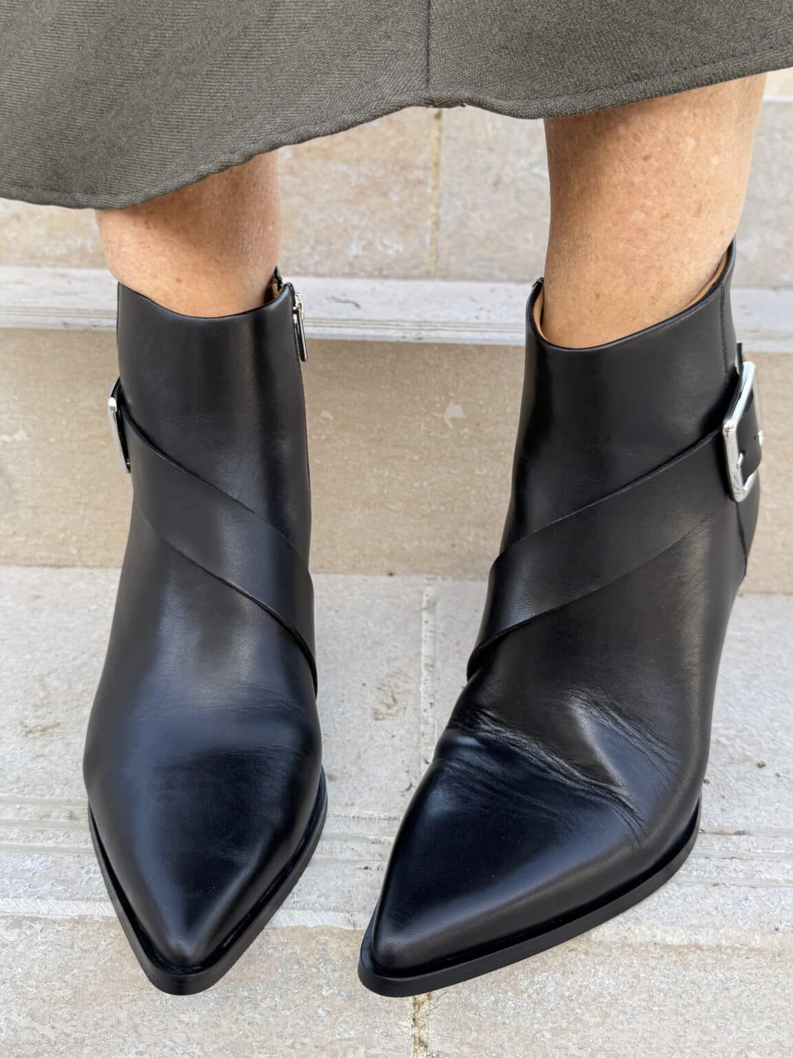 bottines boucles en cuir noir emilie k